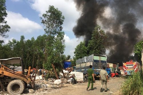 Đồng Nai: 'Bà hỏa' thiêu rụi bãi phế liệu gây thiệt hại lớn về tài sản