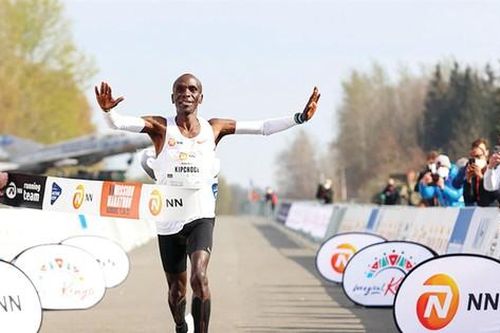 Vua marathon Eliud Kipchoge trở lại ngôi vương