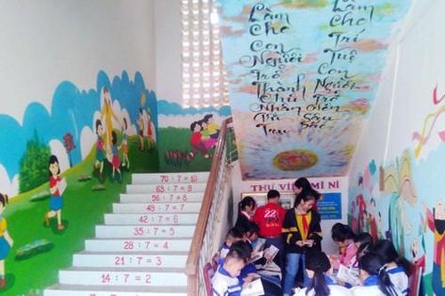 Gốc cây, gầm cầu thang 'hóa' thư viện cho học trò nơi rẻo cao xứ Nghệ