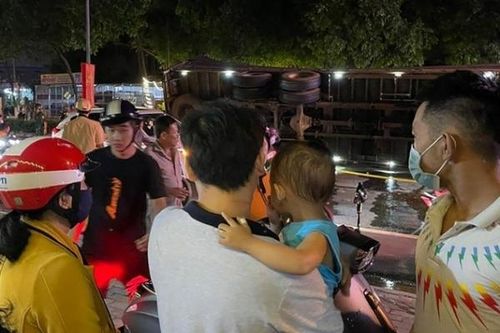 Cha nhanh trí ôm con thoát 'tử thần' khi xe tải đè bẹp xe con