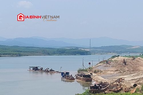 Công trình 'đại thủy nông' Quảng Trị bị đe dọa vì tàu thuyền bất chấp lệnh cấm để hút cát