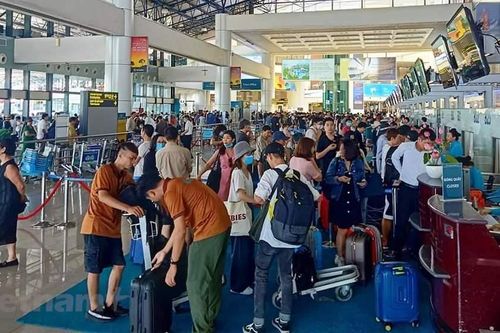 Hạn chế người đón, tiễn tại sân bay Nội Bài, Tân Sơn Nhất dịp 30/4