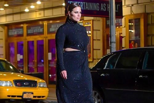 Ashley Graham diện đầm bó trong buổi trình diễn ngoài trời của Michael Kors