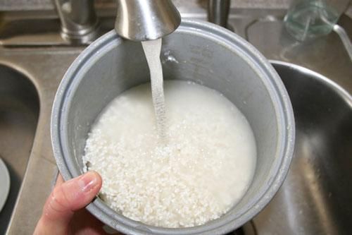 Nấu cơm bằng nước lạnh: 10 thói quen khi nấu nồi cơm điện tưởng chừng 'vô hại' nhưng lại 'giết dần' cả nhà