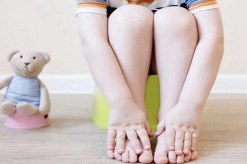 Táo bón lâu ngày không khỏi, bé trai 2 tuổi phải cắt 27cm đại tràng