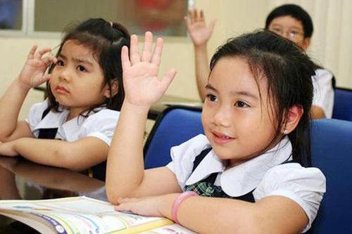 Mẹ thở phào khi con được ghi danh vào lớp 1