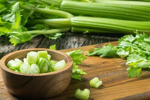 Chuyên gia dinh dưỡng chỉ ra cách giảm cân chuẩn bằng cần tây