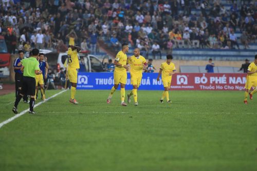 Hàng công mạnh nhất: Nam Định (!)