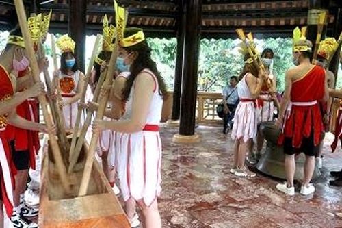Trình diễn đánh trống đồng, đâm đuống phục vụ đồng bào và du khách về dự Giỗ Tổ Hùng Vương năm 2021