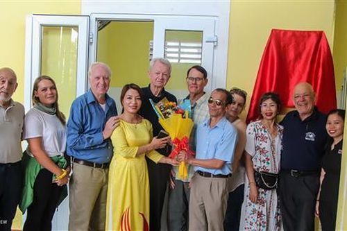 Cựu chiến binh Mỹ tặng nhà bếp, nhà vệ sinh, xe đạp cho Hội Người mù và học sinh nghèo