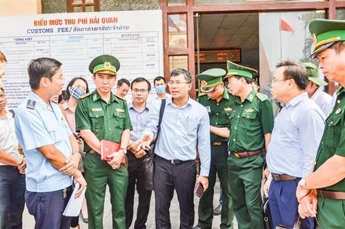 Mô hình kiểm tra 'Một cửa, một lần dừng' tại cặp cửa khẩu quốc tế Lao Bảo – Densavan rút ngắn thời gian thông quan