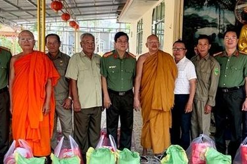 Phát huy vai trò người có uy tín để bảo đảm an ninh trật tự
