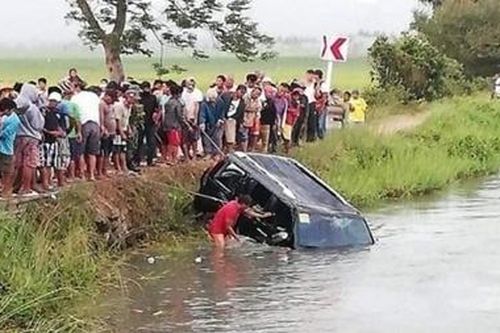 Ô tô lao đầu xuống kênh, 13 người thiệt mạng
