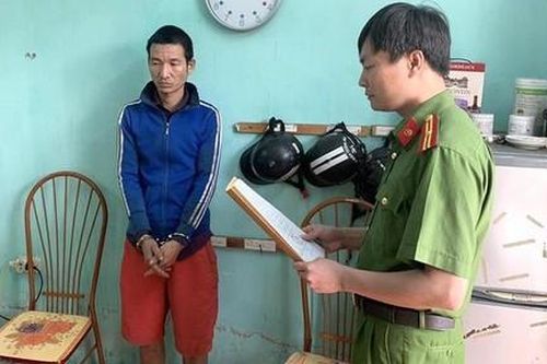 Uống rượu say, cha dượng cưỡng hiếp bé gái 13 tuổi