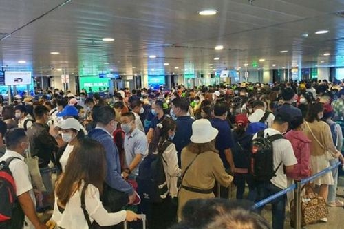 Sân bay Tân Sơn Nhất tắc nghẽn, ồn ào như chợ vỡ, ACV chỉ đạo khẩn