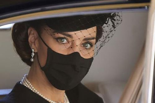 Cách Kate làm cầu nối cho William và Harry sau tang lễ ông nội