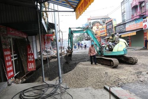 Ngày đầu tiên san lấp 'hố tử thần' tại huyện Chương Mỹ Hà Nội