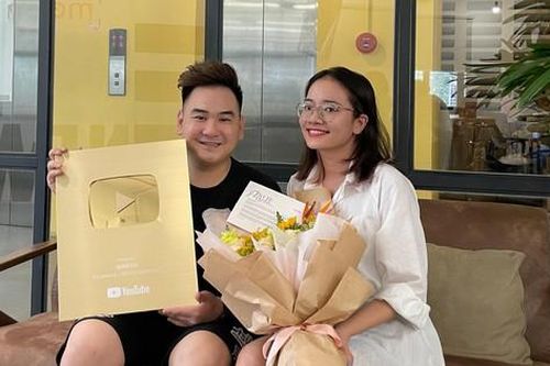 Không còn thua kém anh em trong 'Tứ hoàng streamer', nút Vàng YouTube đã về tay Xemesis