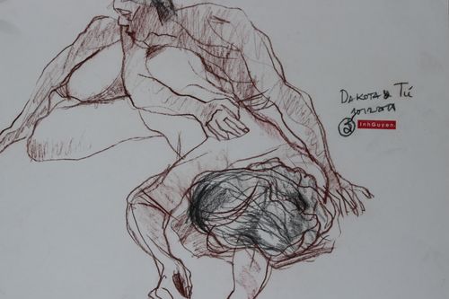{ẢNH} 'Nét và hình' diễn tranh nude