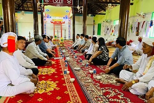 Bình Thuận: Thăm, chúc Tết Ramưwan của đồng bào Chăm theo đạo Bàni