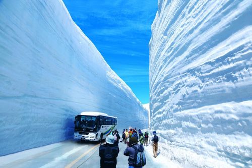 Con đường uốn lượn nằm giữa băng tuyết ở Nhật