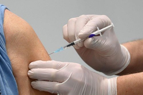 Người đàn ông ở Hong Kong tiêm 3 liều vaccine Covid-19