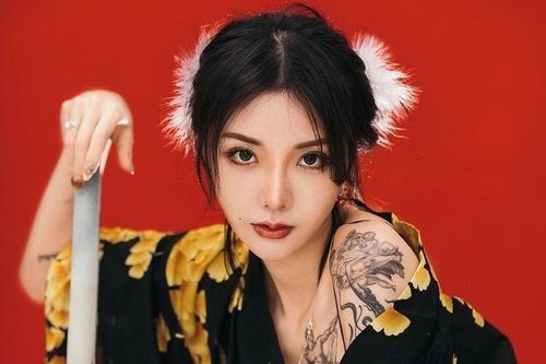 Nàng mẫu Trung Quốc đam mê xăm mình