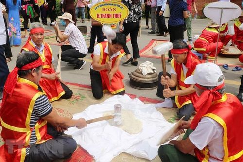 Hội thi bánh chưng, bánh giầy tại Khu di tích lịch sử Ðền Hùng