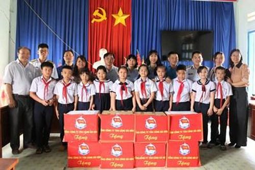 Tổng công ty Tân Cảng Sài Gòn tuyên truyền biển, đảo tại Kon Tum