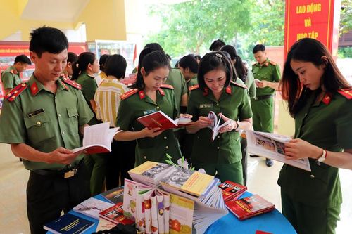 Ấn tượng phong trào đọc sách của Công an Đắk Nông