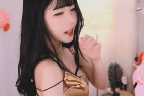 Nữ streamer lộ cảnh 'nhạy cảm' với bạn trai do quên tắt camera