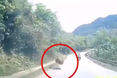 Tảng đá bất ngờ rơi từ trên núi xuống đường quốc lộ ở Sơn La