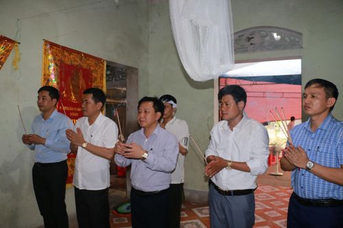 Sở GD&ĐT Nghệ An thăm hỏi gia đình 2 chị em sinh đôi thương vong vì tai nạn