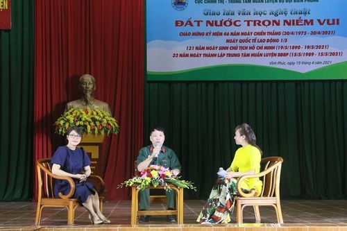 Giao lưu văn học nghệ thuật 'Đất nước trọn niềm vui'