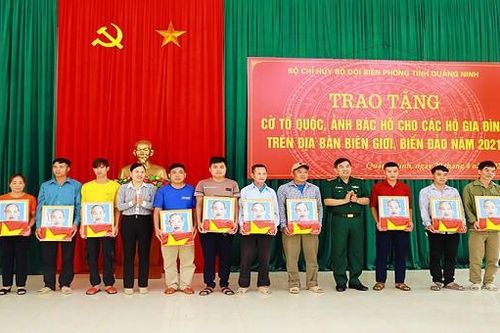 Trao tặng cờ Tổ quốc và ảnh Bác Hồ cho 400 hộ gia đình khu vực biên giới, biển đảo