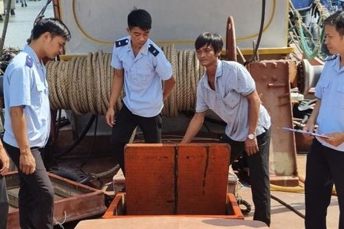 2 tàu cá ngụy trang chở gần 200.000 lít dầu nghi nhập lập