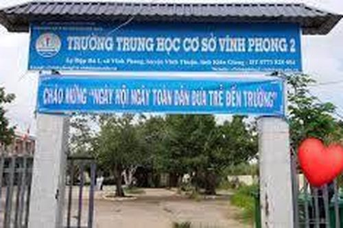 Hiệu trưởng bị giáng chức vì giáo viên vào nhà nghỉ với học sinh