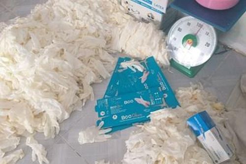 Liên tiếp phát hiện các vụ khẩu trang y tế, găng tay không nhãn hiệu, giả mạo