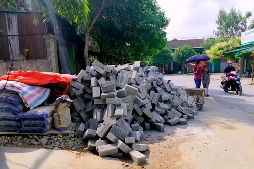 Vật liệu xây dựng ngổn ngang vỉa hè, lòng đường phố Vinh