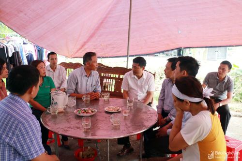 Sở Giáo dục Nghệ An thăm hỏi gia đình 2 nữ sinh bị tai nạn ở huyện Nghi Lộc