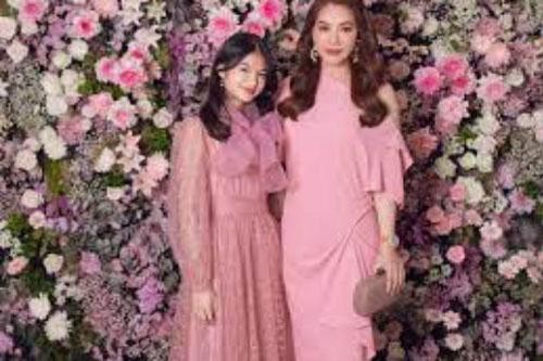 Con gái Trương Ngọc Ánh diện váy voan ra dáng quý tộc, so kè cùng dàn chân dài Vbiz tại tiệc hồng của NTK Đỗ Mạnh Cường