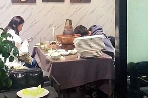 Chàng trai ăn liền tù tì 30 đĩa thịt trong buổi hẹn hò đầu tiên, hành động sau đó còn ngán ngẩm hơn