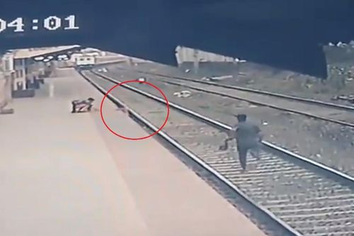 Con trai ngã xuống đường ray, người mẹ khiếm thị la hét và phép nhiệm màu xuất hiện