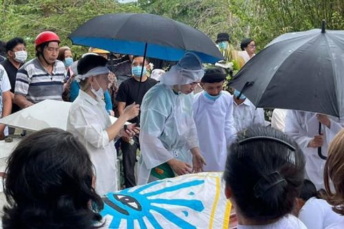 Chi Dân bật khóc nghẹn ngào trong lễ đưa tang mẹ