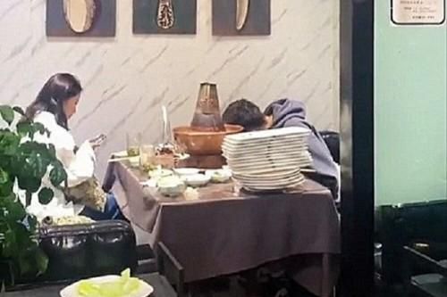 Hẹn hò lần đầu, cô gái sốc nặng khi đối tượng cắm mặt ăn 30 đĩa thịt, ăn xong còn không trả tiền