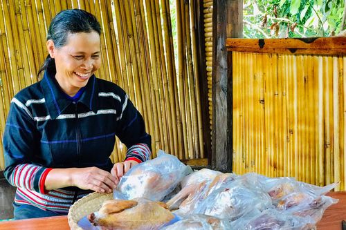 Độc đáo món gà xông khói của người Jrai