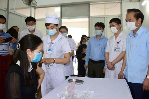 Triển khai tiêm 1.000 liều vắc xin phòng Covid-19 trên địa bàn thành phố