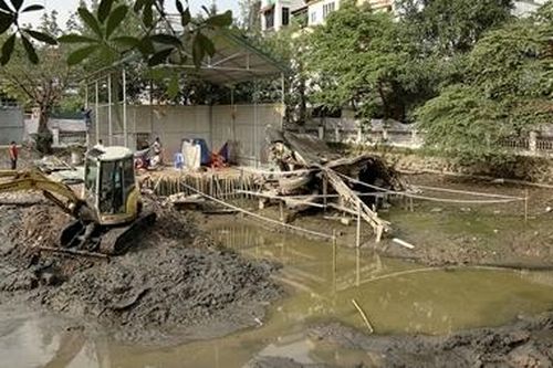 Cận cảnh tu sửa hồ chứa xác pháo đài bay B52 ở Hà Nội