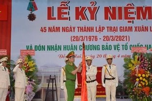 Trại giam Xuân Lộc đón nhận Huân chương Bảo vệ Tổ quốc hạng Nhất