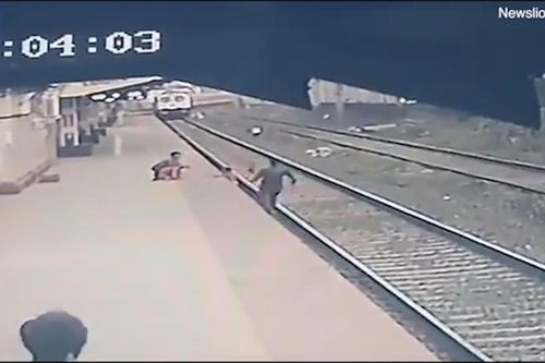 Ngã xuống đường ray, em bé may mắn được cứu trước mũi tàu